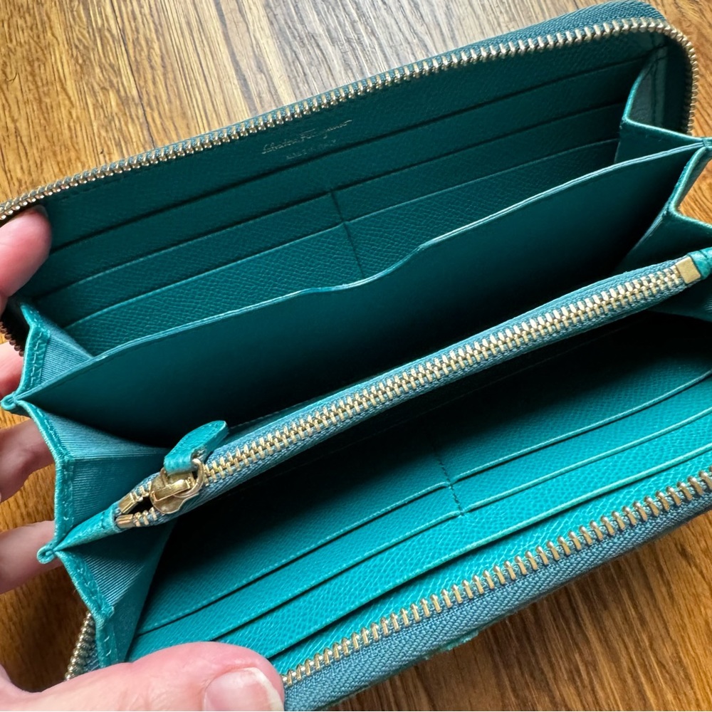 🩷LAST CHANCE🩷 Salvatore Ferragamo Teal Bow Zippy Wallet - Picture 4 of 8